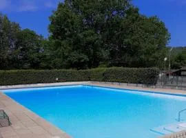 Charmant Bungalow avec piscine et emplacement voiture