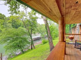 River Views, Deck and Boat Slip Heber Springs Home!，位于Heber Springs的酒店