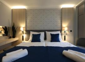 AquaMed Hotel Hark&aacute;ny，位于哈卡尼的带停车场的酒店