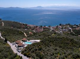 卡拉维娅拉克斯公寓式酒店，位于费索斯的带泳池的酒店