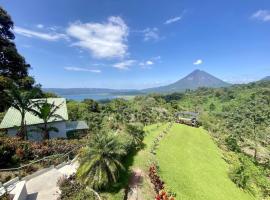 Arenal Birdsong, Entire Villa W- Stunning Views,!，位于埃尔卡斯蒂约的酒店