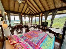 Birdsong Villa, Romantic Suite W- Jacuzzi，位于埃尔卡斯蒂约的酒店