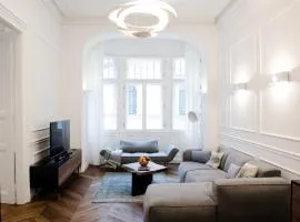 Luxury Apartment by Hi5 - Best Location 3-br