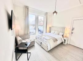 King Bed - Free Private Parking - Self Check-In - Near Ilford Station，位于依尔福的酒店