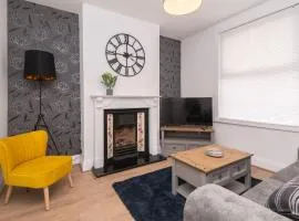 Modern 3 Bedroom Home in Central Rugby w Parking