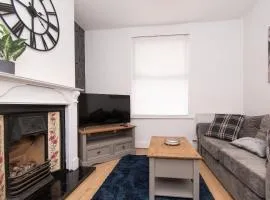 Modern 3 Bedroom Home in Central Rugby w Parking