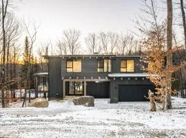 NEW! Lagom Tyst Chalet 7 Bedroom Hot Tub Near Resort