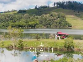 Chalet junto al lago con muelle privado，位于卡利马的酒店