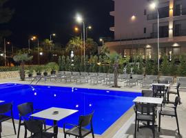 Hotel Antik，位于格勒姆的酒店
