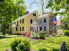 Gorgeous Cape Cod Mansion With Spa Near Beach，位于巴恩斯特布尔的酒店