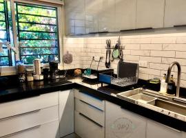 J&J Antipolo 2 Bedroom Condo with Nature View, Netflix, Karaoke, & Threadmill，位于安蒂波洛的酒店