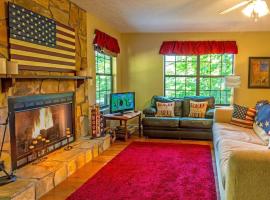 Patriotic Cabin Close to Pigeon Forge and Gatlinburg，位于赛维尔维尔的酒店