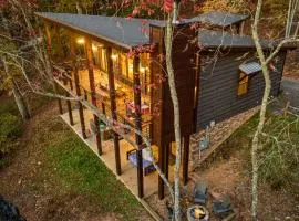 Chardonnay Chalet - Luxe Modern Chalet - Hot Tub, Wi-Fi, Fire Pit, Game Room, Amazing Deck - 15 min to Blue Ridge