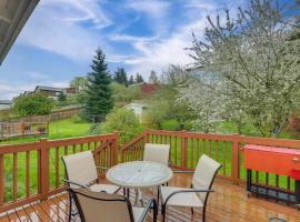 7 Mi to Dtwn Pet-Friendly Abode in Seattle!