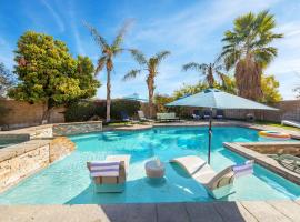 Luxury Oasis w Pool Hot Tub Fire Pit Games Big Yard Larrea by AvantStay，位于拉昆塔的酒店