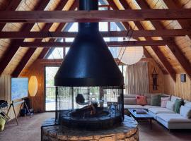 Mid-century Modern A-frame 60s Time Capsule，位于Running Springs的酒店