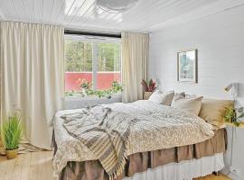 The Nordby Cabin - 3 minutes from E6，位于斯特伦斯塔德的酒店