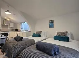 1 bed flat, free parking, canalside, sleeps 2