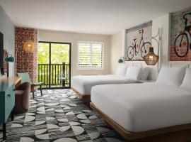 索洛纳海滩德尔马快捷假日&套房酒店，位于索拉纳海滩的酒店