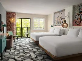 索洛纳海滩德尔马快捷假日&套房酒店