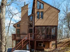 Modern Rustic Lodge! Sauna, Game Room, Jacuzzi，位于Saw Creek的酒店
