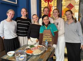 Little Charm Hanoi Hostel，位于河内的酒店