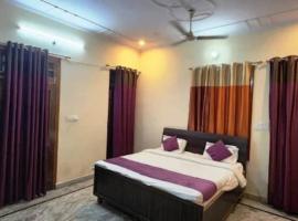 HOTEL PRISHA STAY# Near Kathota Jheel - Malhaur Railway Station- Free Parking and Wi-fi Facilities- Fully Air Conditioned Hotel，位于勒克瑙的酒店
