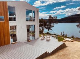Tides - Architecturally-designed holiday home，位于伊格尔霍克内克的酒店