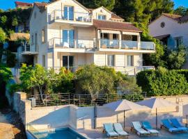 VILLA PHILIPPA - luxurious five-room villa - idyllic location - first row to the sea - spectacular view of the sea bay - unforgettable sunsets - 15 minutes from Supetar ferry port - free parking - private pool，位于苏提万的酒店