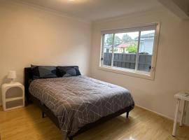 Comfortable and Spacious Queen Room - SW2，位于文特沃斯维尔的酒店