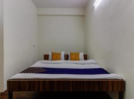 SPOT ON Hotel Chirag's，位于Pedda Ambarpet的酒店