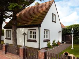 Strandhuus，位于于斯德的带停车场的酒店