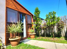 House & yard Hellen S for two 150m from beach，位于Urekis Sadguri的酒店