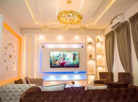 Lekki 3 Bedrooms Furnished Home Ensuite Stylish & Comfortable，位于莱基的酒店