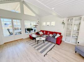 Close to the Beach, Large Garden with 2 Patios & BBQ，位于法尔肯贝里的酒店