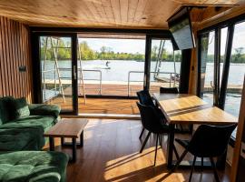 House Boat s výhledem na Wake Port，位于拉贝河畔布兰迪斯-斯塔拉博雷斯拉夫的酒店