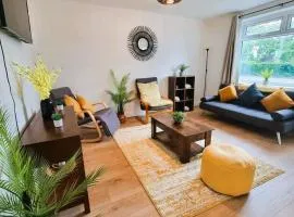 House with 3 BR and 2 Parking bays - Airport 6 Min Walk