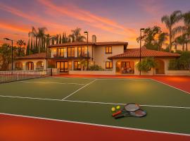 Estate with Heated Pool & Jacuzzi & Tennis Court，位于Sherman Oaks Community Hospital Heliport的酒店