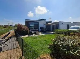 Marina Strandbad Chalet Land in Sicht mit Zaun Haus Nr 81