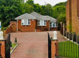 Stylish 5-Bed Detached Bungalow - Sleeps 10 - Large Garden & Private Parking, Ideal for Long & Short Stay，位于达德利的酒店
