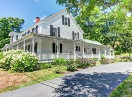 New Lovely Vermont Hamlet Home near Rock River，位于Newfane的酒店