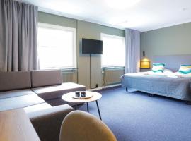 Hotell Veckefj&auml;rden，位于恩舍尔兹维克的带泳池的酒店