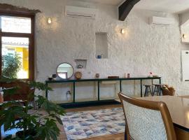 Spacious Studio, lake view and bath，位于Sorradile的酒店