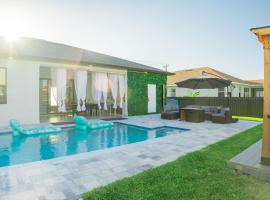 Exclusive Design, Heated Pool, BBQ, Firepit, Mini Resort, Unforgettable Memories，位于珊瑚角的度假屋
