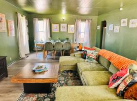 Condo 2BD2BAGrillLaundry-8PP-Pet Friendly，位于Russell的酒店