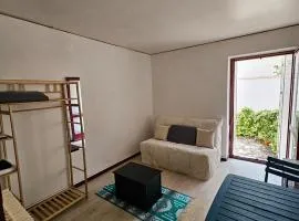 Studio calme avec petit jardinet