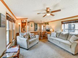 Waterfront Home with Boat Slips in Northern Michigan，位于Gladwin的酒店