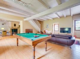 Charming home with a pool，位于Blasimon的酒店