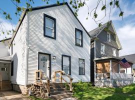 7 Bedroom House! Walk to Niagara Falls! New Whole House，位于尼亚加拉瀑布的自助式住宿