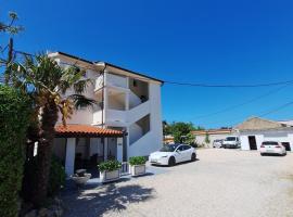 APARTMANI LANA，位于拉布的自助式住宿